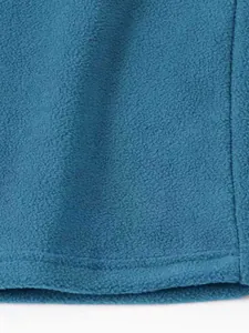 Detalle macro de la textura del tejido polar azul suave con fibras sintéticas finas
