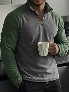 Detalle de jersey de forro polar cálido para hombre con cuello alto y cremallera