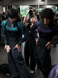 Details of men's quick-dry compression training shirts with gothic prints in a gym