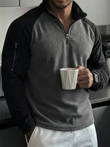 Detalle de sudadera de forro polar para hombre con cremallera y diseño de bloques de color