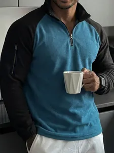 Sudadera de forro polar bicolor azul y negro para hombre con detalle de cremallera.