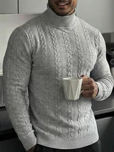 Dettaglio ravvicinato della trama a maglia a trecce del maglione grigio a dolcevita da uomo