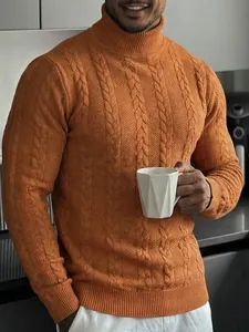 Dettaglio di un maglione arancione a collo alto da uomo con motivo a trecce caldo