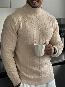 Dettaglio della trama del maglione a collo alto beige da uomo in treccia in stile di vita