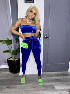 Tweedelige koningsblauwe fluwelen set met tube top en leggings gedragen door een model.