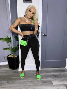 Sexy tweedelige set van zwart fluweel met een tube top en bijpassende hoge legging