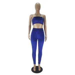 Vooraanzicht van de blauwe fluwelen tweedelige set met bandeau-top en broek met trekkoord