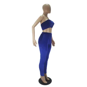 Blauwe fluwelen tweedelige set met bandeau-top en bijpassende lange broek