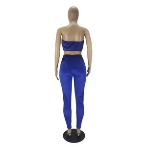 Achteraanzicht van een blauwe fluwelen tweedelige set met bandeau-top en leggings voor dames.