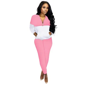 Vista completa de un conjunto de chándal casual para mujer en rosa y blanco.