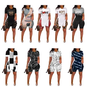 Ensemble deux pièces pour femmes avec haut fendu à manches courtes et short de cycliste assorti