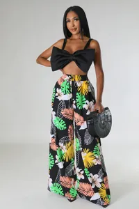 Stilvolles Set aus Damen-Palazzohose mit Tropenprint und bogenförmigem Crop-Top.