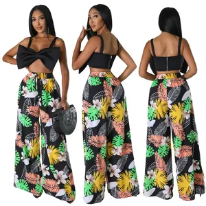 Detailansicht des Damen-Sets mit floraler Weitbeinhose und schwarzem Schleifen-Crop-Top.