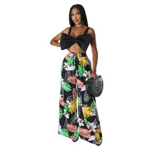 Modisches zweiteiliges Set mit Hose mit Tropen-Print und schwarzem Oberteil mit Schleife