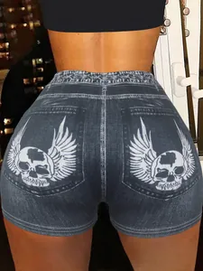 Λεπτομέρεια του σορτς γιόγκα με τύπωμα denim και φτερωτό κρανίο στο πίσω μέρος του ρούχου