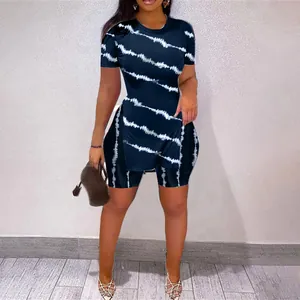 Ensemble deux pièces imprimé tie-dye avec haut à fente latérale et short assorti