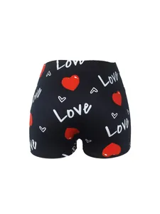 Vue arrière d'un short de yoga noir avec motif cœur rouge et imprimé texte Love