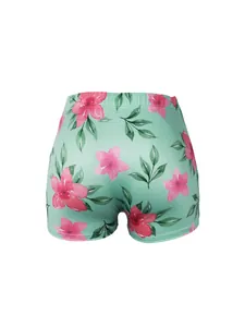 Vue arrière détaillée d'un short de yoga vert menthe avec imprimé floral rose