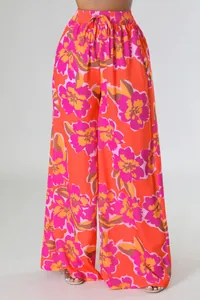 Detailansicht der Damen-Weitbeinhose mit Blumenmuster, Gummizug und Seitentaschen.
