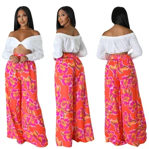 Zweiteiliges Set mit weißem schulterfreiem Crop-Top und oranger floraler Weithose