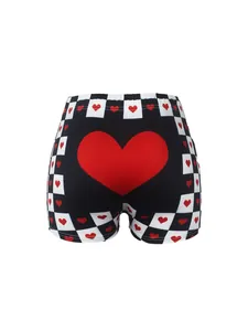 Détail du short de yoga pour femme avec imprimé à carreaux et grand cœur rouge sexy