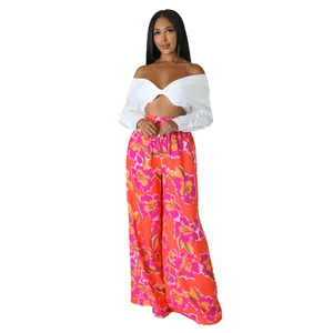 Elegantes Set mit weit geschnittener Blumenhose und weißem schulterfreiem Crop-Top Damen.