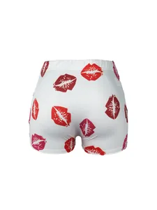 Détail arrière du short de yoga blanc taille haute avec imprimé baisers rouge vif