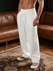 Weiße Herren-Leinenhose im Detail, atmungsaktiver Stoff und elastischer Bund