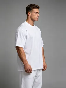 Seitenansicht eines weißen Oversize-Herren-T-Shirts aus Baumwolle für das Training