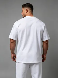 Rückenansicht eines weißen Herren-Sport-T-Shirts in Übergröße für das Fitnesstraining.