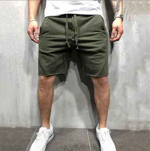 Detailansicht der olivgrünen Freizeitshorts mit Kordelzug und modischem offenen Saum.