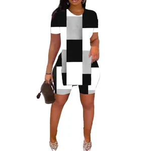Vue de face de l'ensemble décontracté deux pièces pour femme à motif de blocs noirs