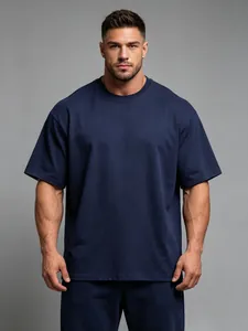 Vorderansicht eines übergroßen dunkelblauen T-Shirts mit Rundhalsausschnitt für Herren.