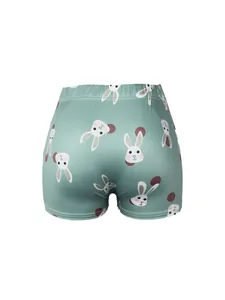 Détail d'un short de yoga vert sauge avec motif de lapin mignon et taille élastiquée.