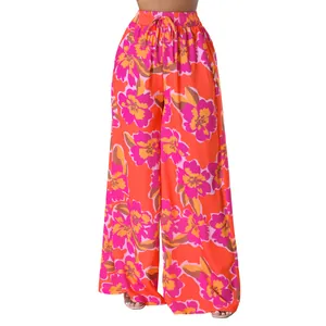 Detail von lässigen, weiten Hosen mit orange-rosa Blumenmuster und praktischen Taschen