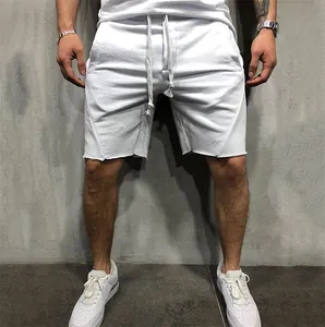 Detaillierte Ansicht einer weißen Herren-Sportshorts mit Kordelzug an einem Model.