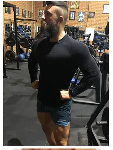 Nahaufnahme von schnelltrocknenden 3-Zoll-Laufshorts für Herren in einem Fitnessstudio