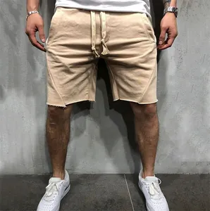 Detailansicht der Herren-Khaki-Shorts mit Kordelzug und offenem Saum am Modell