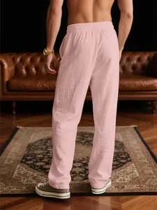 Rückansicht der locker sitzenden rosa Freizeithose für Herren aus dünnem Stoff