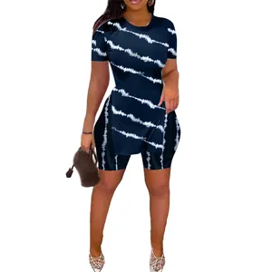 Détail de l'ensemble deux pièces tie-dye bleu marine avec haut fendu pour femmes