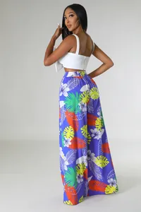Stilvolle weite Hose mit hoher Taille, tropischem Blattmuster und Seitentaschen