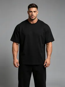 Nahaufnahme des schwarzen Oversized-Sport-T-Shirts für Herren mit lockerer Passform