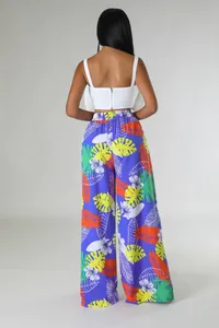 Rückansicht einer lässigen High-Waist-Damenhose mit weitem Bein und Tropen-Print