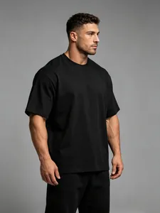 Übergroßes schwarzes Baumwoll-T-Shirt für Herren, präsentiert an einem muskulösen Model