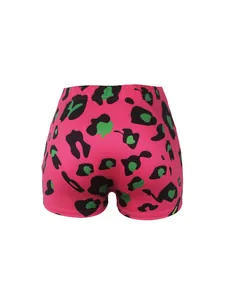Vue arrière détaillée du short de yoga rose imprimé léopard avec une coupe taille haute.