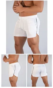 Detaillierte Mehrwinkelansicht der weißen, atmungsaktiven Mesh-Laufshorts für Herren