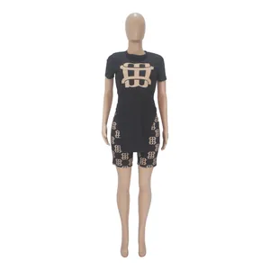 Détail ensemble deux pièces femme avec t-shirt fendu et short à motifs imprimés