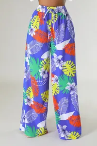 Weit geschnittene Hose mit lebhaftem tropischem Blatt- und Blumenmuster und Tunnelzug.