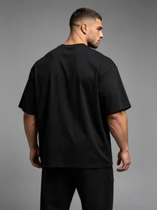 Rückansicht von übergroßem schwarzem Sport-T-Shirt für Herren zum Fitnesstraining