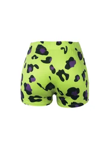 Vue détaillée du short de yoga pour femme vert fluo avec motif léopard abstrait